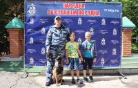 Зарядка со стражем порядка: полицейские провели спортивное мероприятие в детском загородном центре