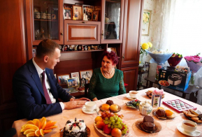 Михаил Дегтярев поздравил с 85-летием ровесницу края Светлану Соколову