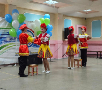 Юные спортсмены с безграничными возможностями соревнуются в дартсе, пауэрлифтинге, а также фигурном вождении кресла-коляски