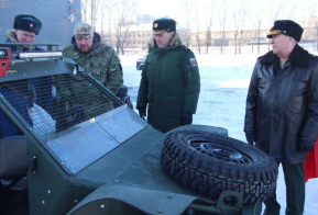 Очередная партия автовездеходов и оптических приборов передана для фронта правительством края