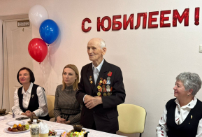 В Хабаровске поздравили со 100-летним юбилеем труженика тыла Николая Кравцова 