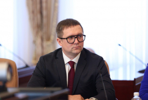 Дмитрий Демешин вручил ключи от квартир семьям участников СВО