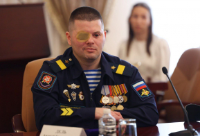 Дмитрий Демешин вручил ключи от квартир семьям участников СВО
