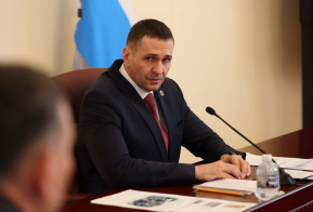 Дмитрий Демешин вручил ключи от квартир семьям участников СВО