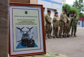 Более 20 комплектов управления FPV-дронами передали росгвардейцам в Хабаровске краевые власти