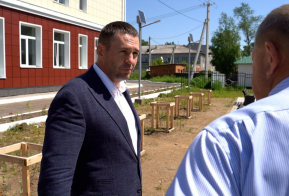 Дмитрий Демешин проверил ход реконструкции набережной и оценил результаты ремонта школы в Николаевске-на-Амуре