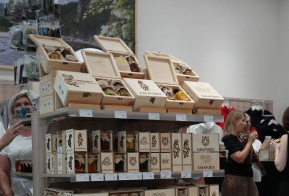 Магазин с продукцией под брендом 