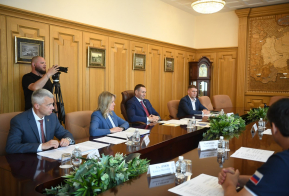 Рабочая встреча губернатора Дмитрия Демешина и руководи...