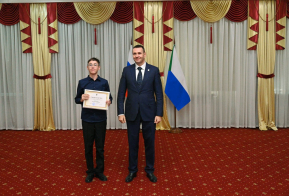 Дмитрий Демешин вручил свидетельства о ежемесячных стипендиях одаренным детям и талантливой молодежи