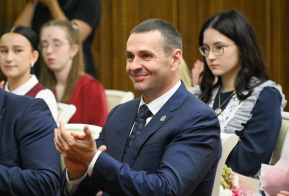 Дмитрий Демешин вручил свидетельства о ежемесячных стипендиях одаренным детям и талантливой молодежи