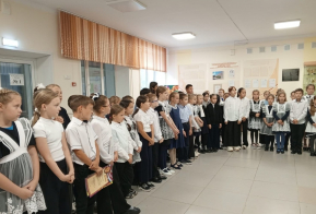 Новая учебная неделя началась в школах Хабаровского края с торжественных линеек, выноса государственного флага и исполнения гимна России