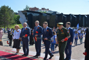 В День памяти и скорби хабаровчане возложили цветы к в Вечному огню