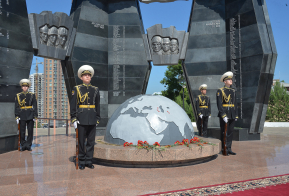 В День памяти и скорби хабаровчане возложили цветы к в Вечному огню