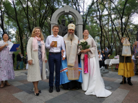 Супружеские пары чествовали в сквере Любви и Верности на набережной краевой столицы