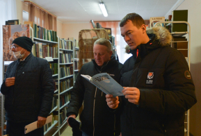 Михаил Дегтярев в библиотеках БАМовских поселков подписывал свои книги для читателей и активно интересовался изданиями дальневосточных авторов, а также произведениями местных талантов