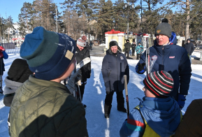 Дворовые команды юных хабаровских хоккеистов получили в подарок от Михаила Дегтярева новые клюшки